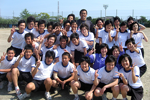 授業を終え、豊田中生徒たちと一緒にピース！