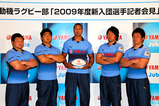 勇ましい5名の新入団選手（左から岸・髙木・モセ・河本・井本）