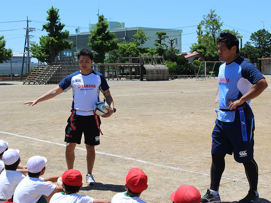 児童へ指導する山村選手と遠藤コーチ