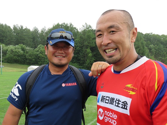 日本代表OBの再会。長谷川慎コーチと伊藤剛臣選手
