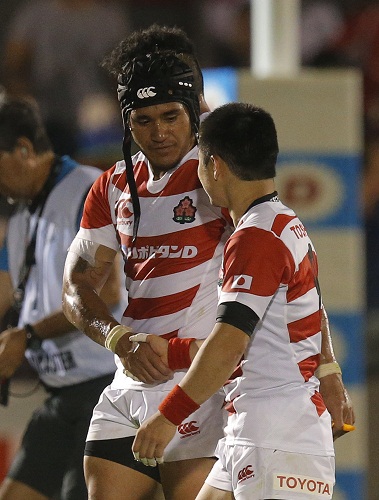 試合後、田中選手と握手するサウ選手