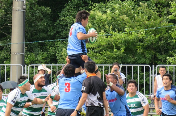 斉田選手がラインアウトのボールを確保