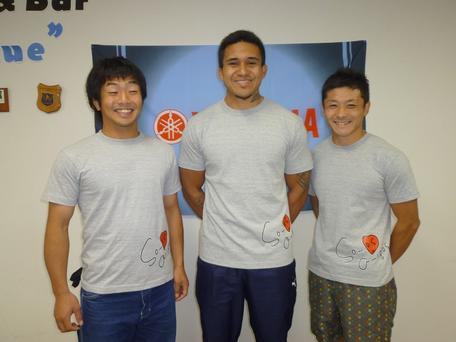 チャリティーTシャツを着た宮澤選手、サウ選手、小池選手