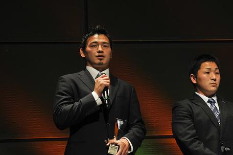 ベスト15表彰式での五郎丸選手（右は日本代表の小野選手）
