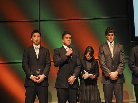 トップリーグ表彰式での五郎丸選手（左）とサウ選手（中央）