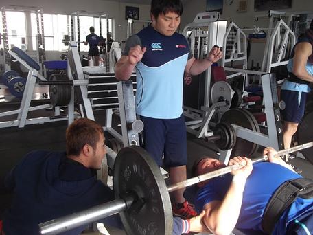 朝トレーニングの様子（左から井野川コーチ、日野選手、山本（幸）選手
