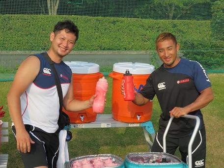 相澤トレーナー（左）と井野川コーチ（右）