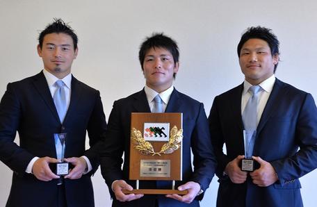 表彰式にて（左から五郎丸選手、三村選手、堀江選手）