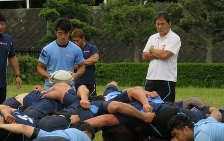 ボールを持つ新人の吉沢選手（左）とスクラムを見守る清宮監督（右）