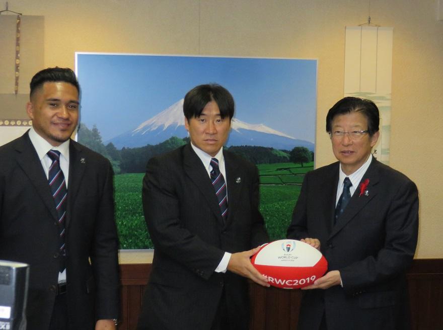 左からサウ選手、松田氏、川勝静岡県知事
