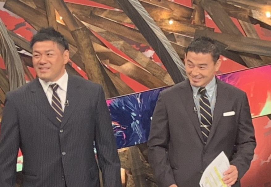 NHK解説中の山村選手と五郎丸選手