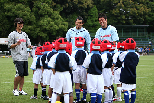 年長クラスの生徒の前で自己紹介をする佐藤選手と越村選手